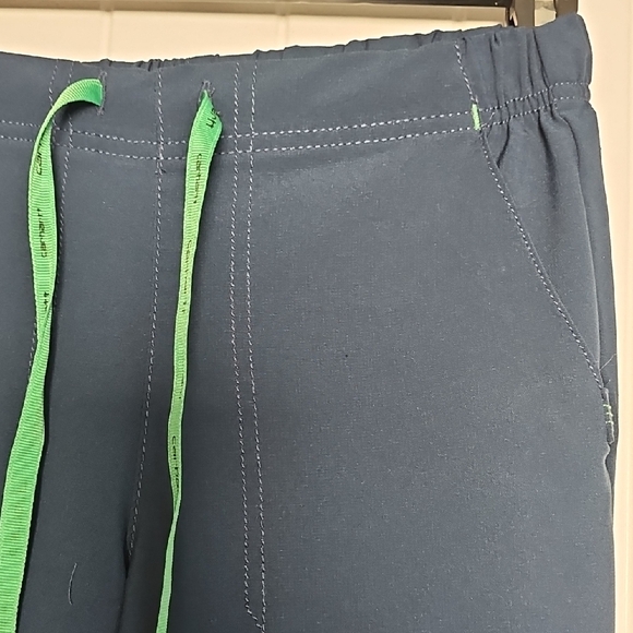 Carhartt XS Scrub Bottoms with Green Drawstring - Picture 4 of 14